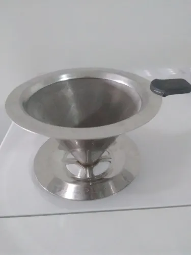 Coador de café em aço inox reutilizável, prepara até 400ml.