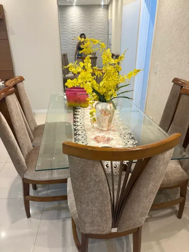 Mesa de madeira e tampo de vidro 6 cadeiras 