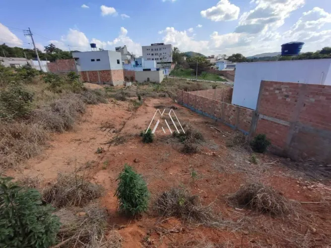 Vendo lote em Itaúna com ótima localização!