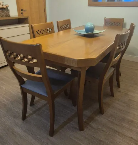 Mesa retangular de madeira maciça com 06 cadeiras 