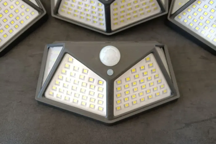 Luminaria/Luz de Emergência para Parede/Placa Solar/Sensor de Presença com 3 Funções, Nova