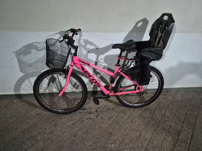 Vendo bicicleta com cadeirinha para criança