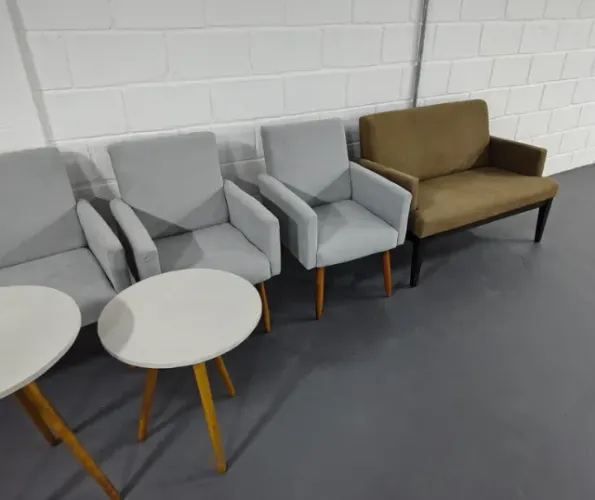 Poltronas e mesas de recepção