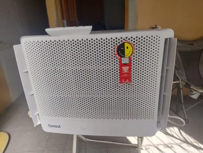 Vendo um Ar Condicionado Consul de janela de 10000Btus de controle seminovo.
