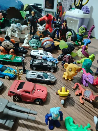 Lote com muitos colecionáveis e brinquedos