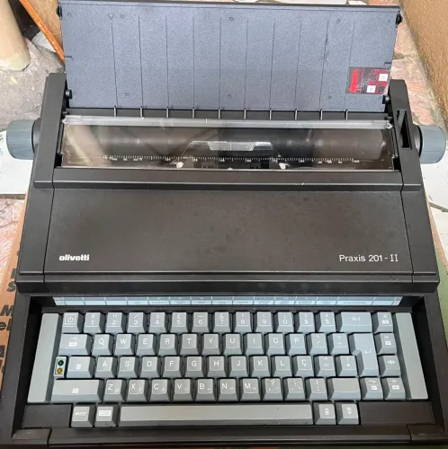 Máquina de datilografar elétrica olivetti