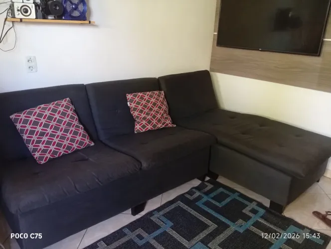 Sofá de dois lugares com chaise 