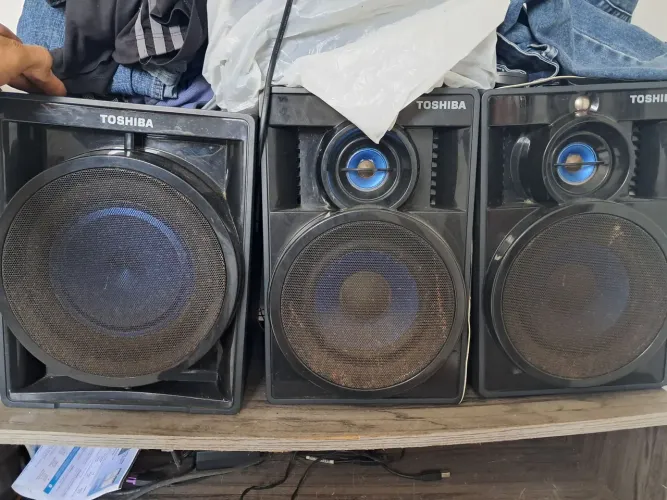 Vendo caixas de som funcionando perfeitamente
