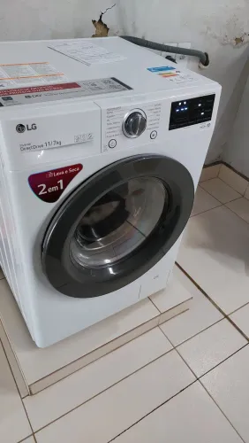 MÁQUINA DE LAVAR E SECAR LG, COM PEQUENO DEFEITO