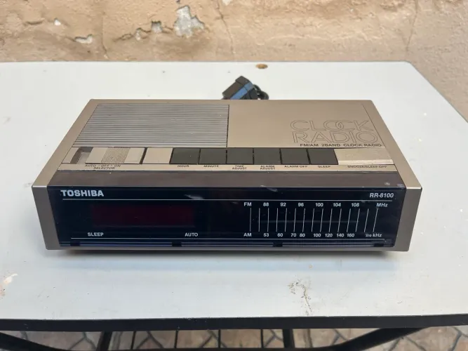Rádio relógio antigo Toshiba RR-8100 funcionando perfeitamente