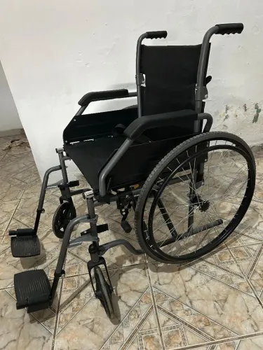 Vendo essa cadeira de rodas semi-nova... Menos de 01 mês de uso