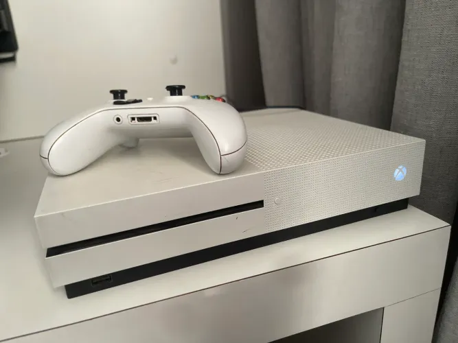 Xbox One S + controle e cabos originais (ótimo estado) 