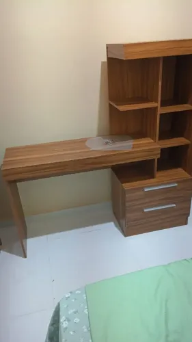 Escrivaninha com estante e 2 gavetas