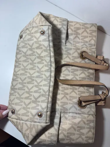 Bolsa Michael Kors estampa monograma original bege Levemente manchada