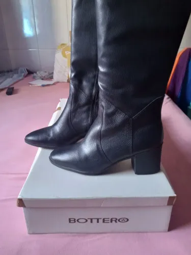 Bota de cano alto da Bottero número 38 preta