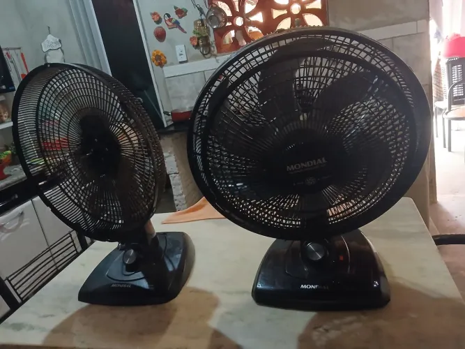 Vendo dois ventiladores por um preço so um parou do nada outro funcionando mais esquenta