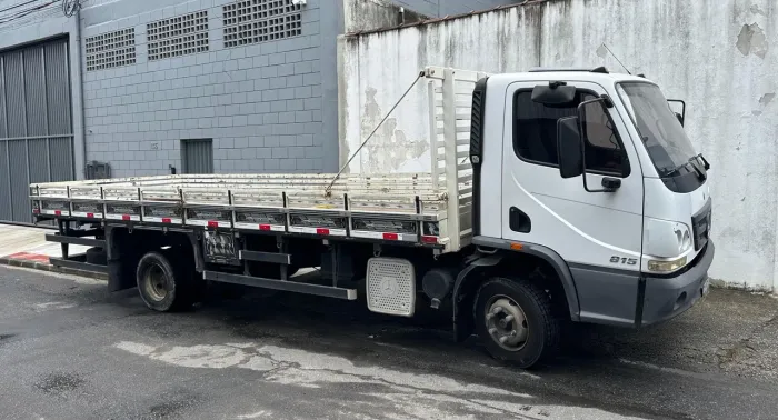 Caminhão MB 1017 ano 2025 completo com 20.000 km