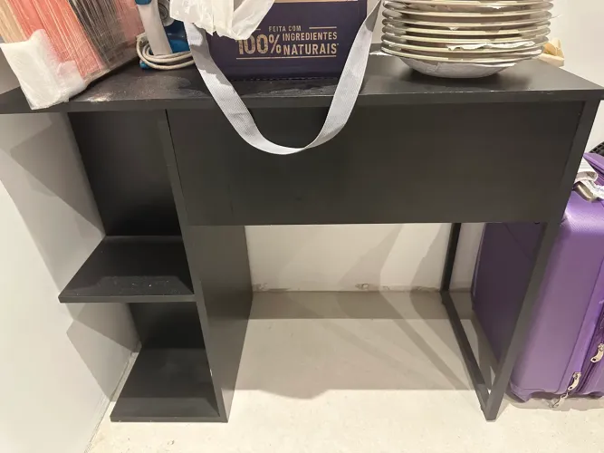 Mesa de escritório/escrivaninha preta com prateleiras laterais
