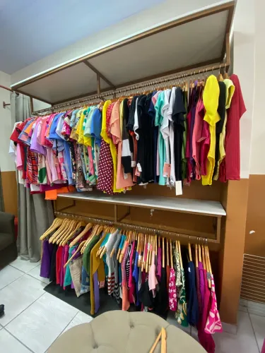 Estoque de roupas femininas