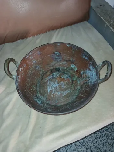 Tacho de cobre antigo com alças de bronze