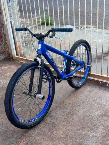 Vende-se quadro perifa 1.0 azul. Vai com aros vmaxx de brinde 