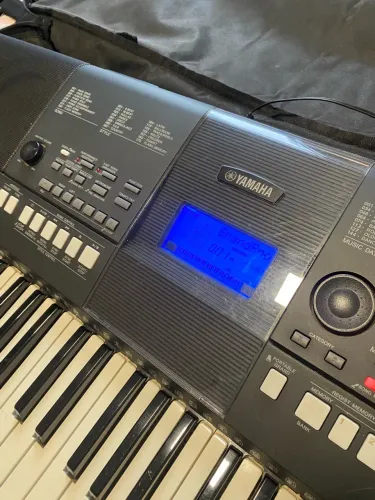 Teclado Yamaha PSR-E423 com suporte, pedal e bag