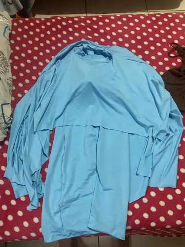 Vestido tubinho com capa de tule azul