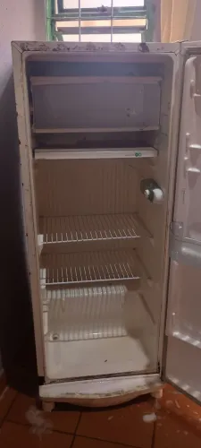 Geladeira , retirada no meu local , comprei uma nova 