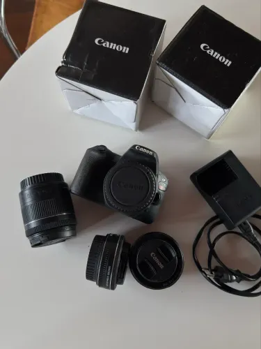 Kit câmera canon rebel sl2 com lente 18-55mm, lente 24mm e lente 50mm
