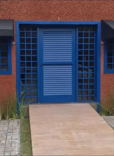 Porta em Madeira IPE, com grades laterais, grades de janela e janela de madeira