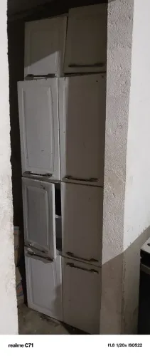 Cadeira de balanço e duas partes do armário