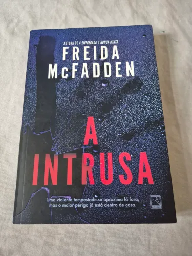 Livro: A Intrusa