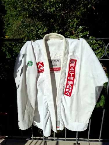 Conjunto oficial Gracie Barra em ótimo estado - Kimono branco Gracie Barra (tamanho A1) u