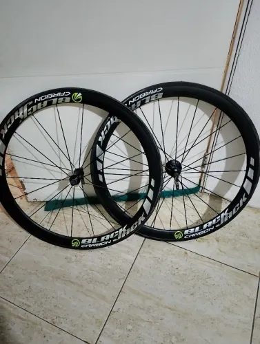Par de Rodas (Aros+Pneus) de Bicicleta Black Jack Carbon,freios nas rodas.
