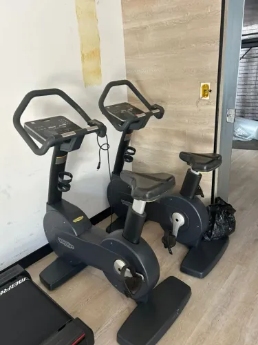BICICLETA PROFISSIONAL VERTICAL-PARA ACADEMIA -RESIDENCIAL-PRONTA ENTREGA
