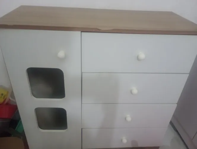 Vendo cômoda 4 gavetas e 1 porta
