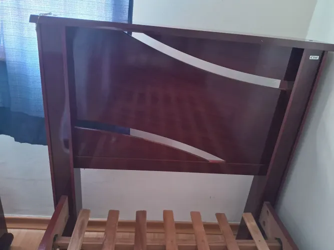 Cama de solteiro e mesinha de cabeceira em mdf