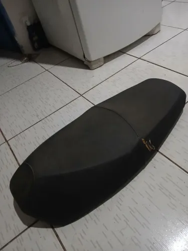Vende-se uma banco de moto Jet 50 e um cano de escape cadron