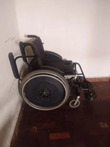 Cadeira de rodas retirar na zona leste 250 reais