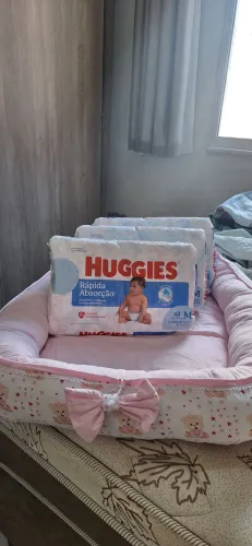 Ninho para bebê (feminino) + kit 3 fraldas huggies