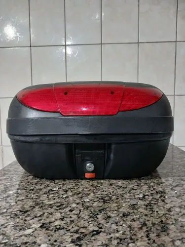 VENDO BAÚ DE MOTO COM ENGATE.