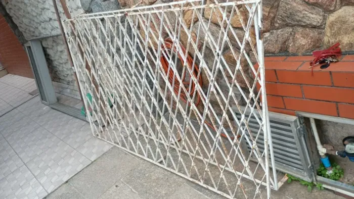 2 grades de ferro pra janelas