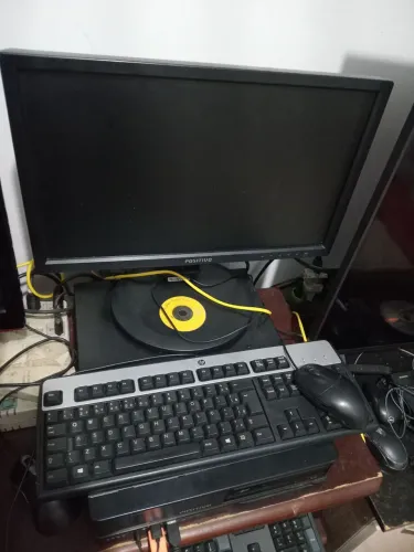 Vendo um computador i3 ddr3 com 4 gigas de memória ram funcionando perfeitamente teclado 