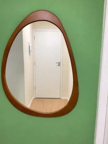 Espelho Decorativo com Moldura de Madeira - Modelo Orgânico - 1,00 x 0,80m
