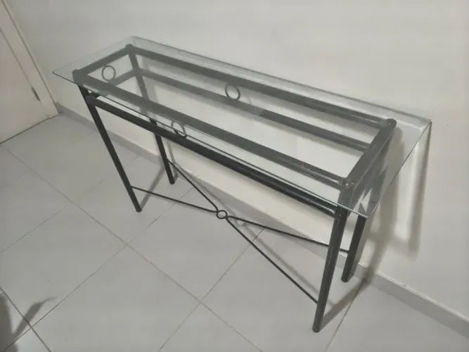 Aparador de ferro com tampo de vidro