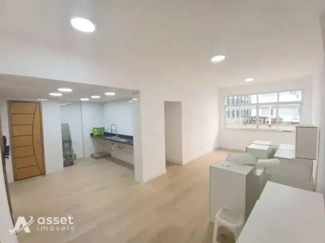 Asset Imóveis vende apartamento na quadra da Praia de Icaraí com 3 quartos (1suíte). 110m²
