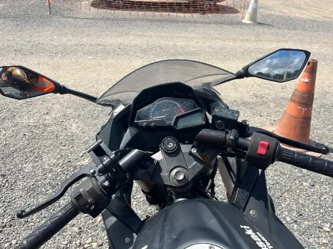 Ninja Kawasaki 300 com pequenas avarias
