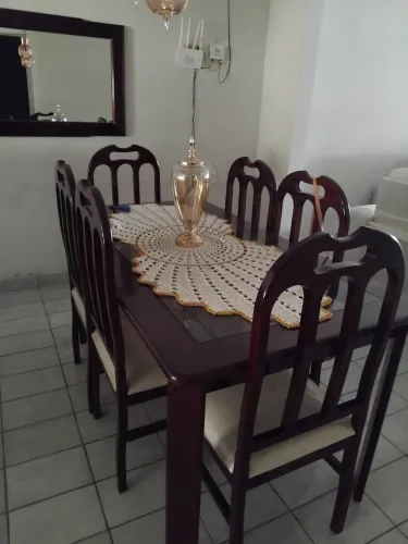 Mesa. E espelho e um sofá 