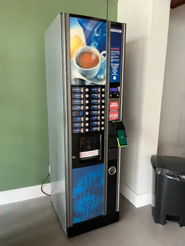 Vendo uma máquina de café automática com sistema de cartão