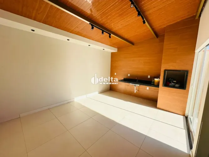 Casa com 3 quartos sendo 1 suíte disponível para venda no bairro Granada em Uberlândia-MG